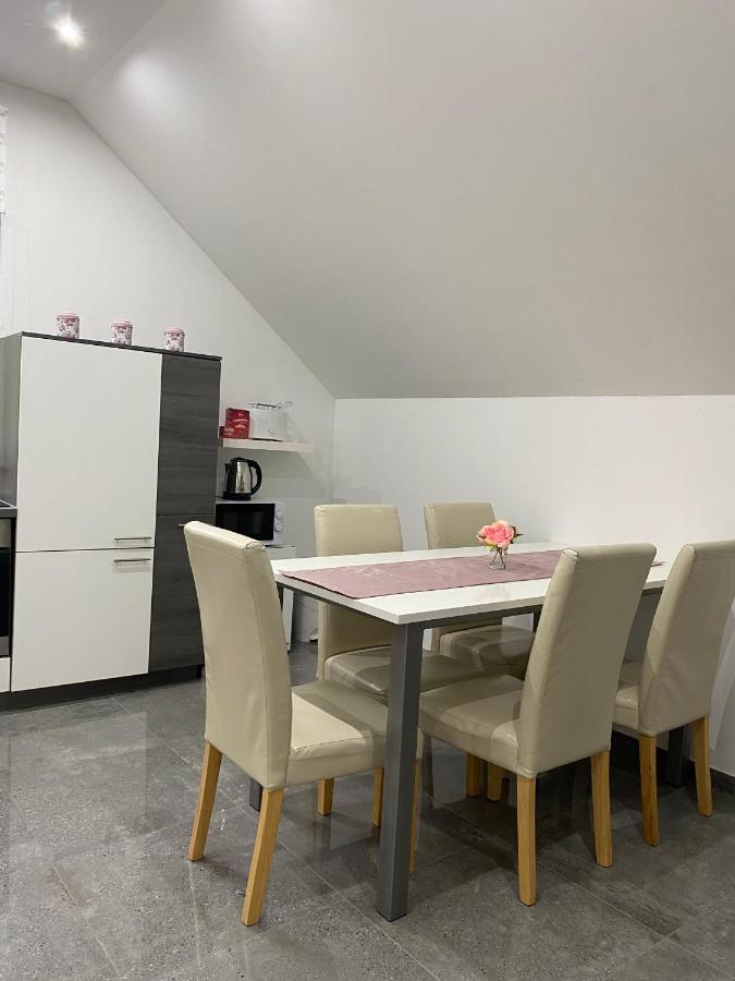 Apartma Azurre Постойна Екстериор снимка
