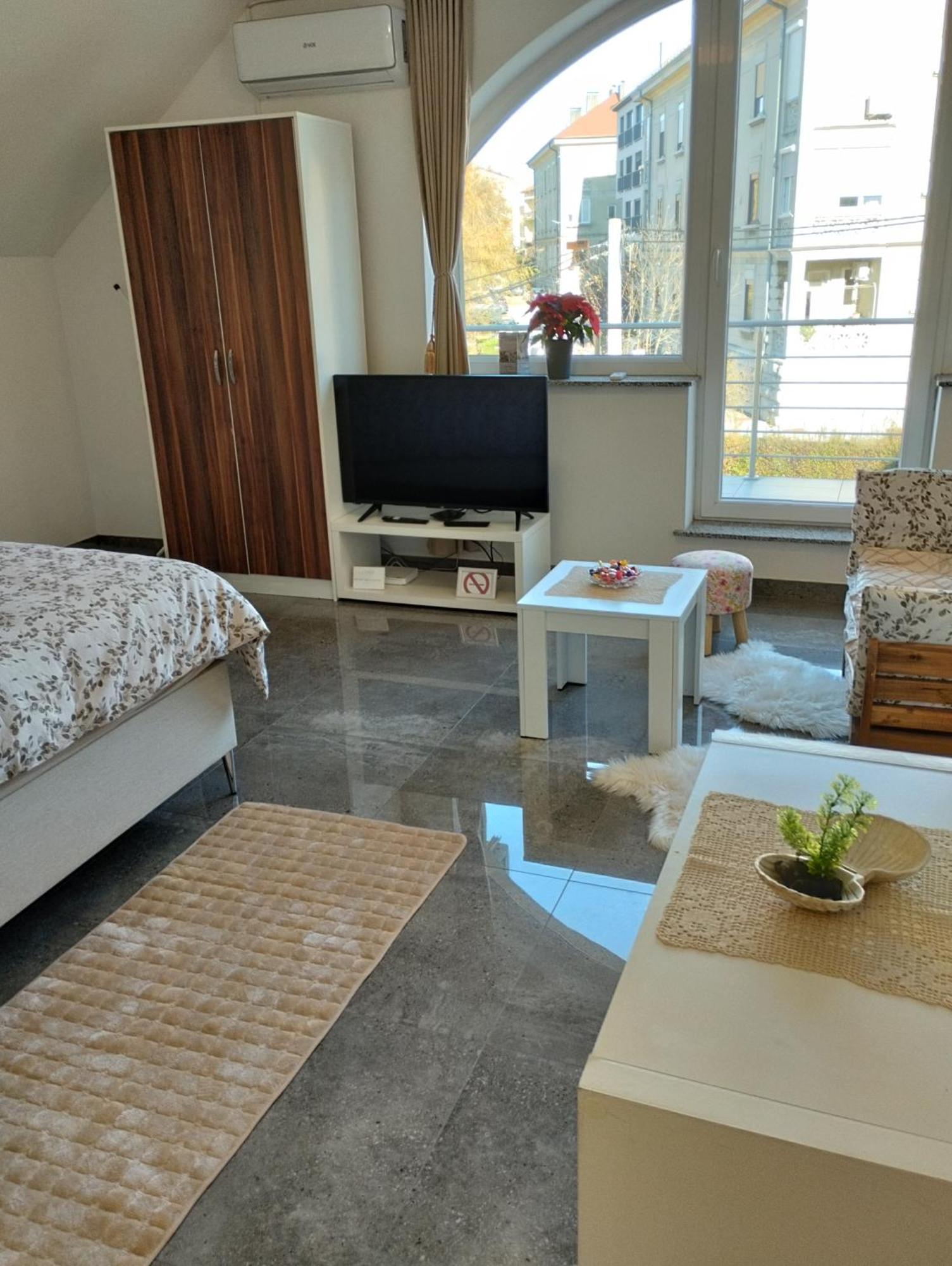 Apartma Azurre Постойна Екстериор снимка