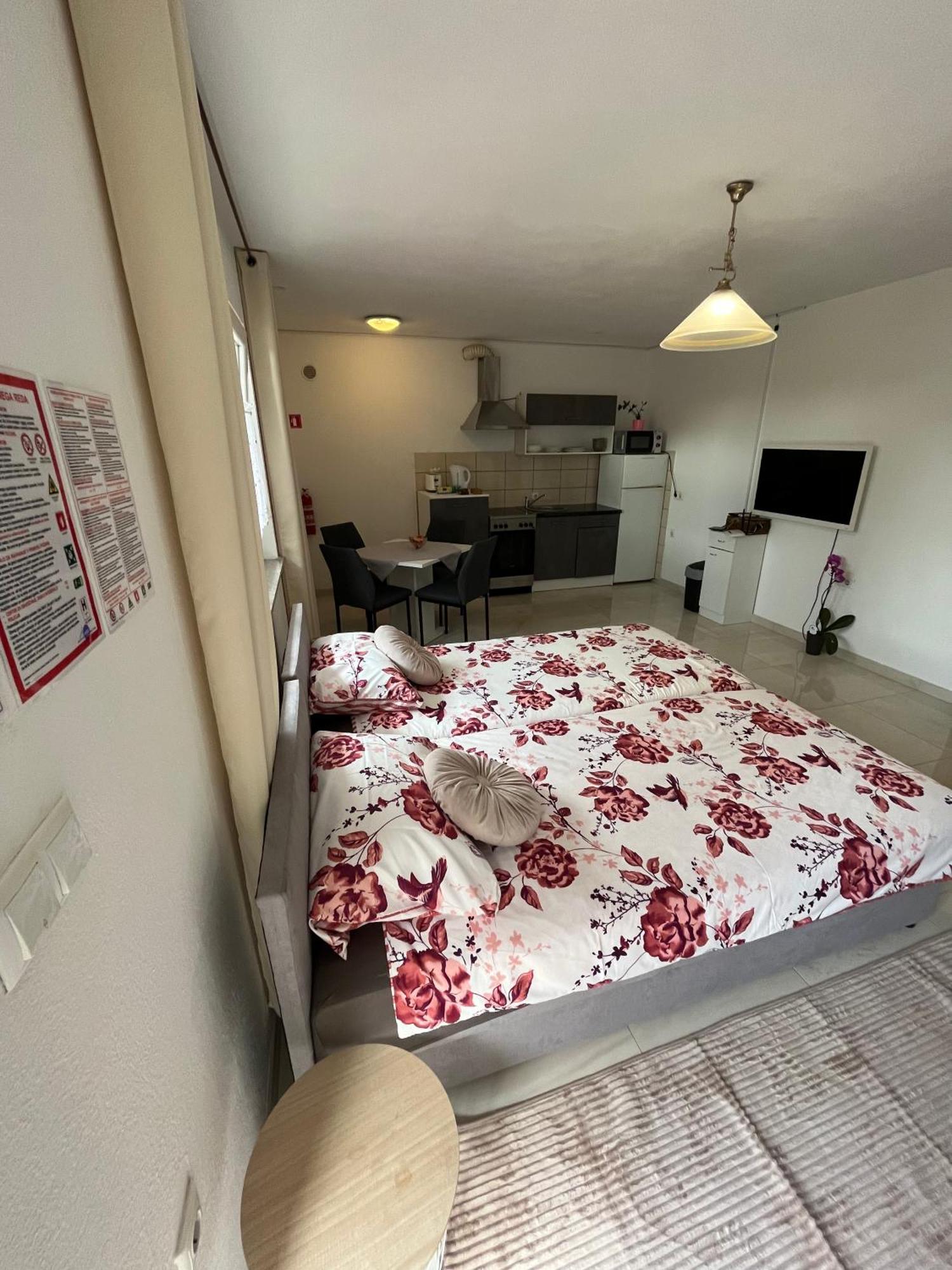 Apartma Azurre Постойна Екстериор снимка