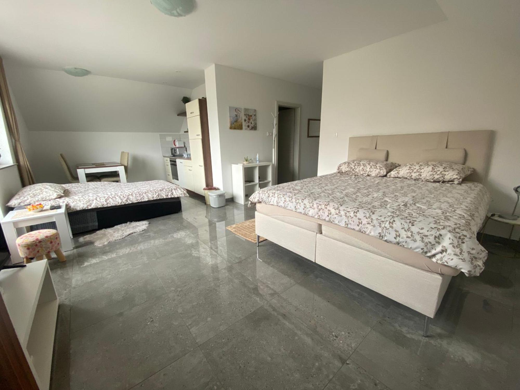 Apartma Azurre Постойна Екстериор снимка